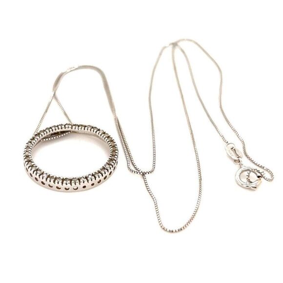 Elegant Gold Circle Pendant Necklace - Picture 3 of 14